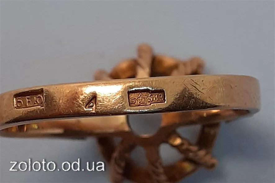 Клеймо пробы на золотом кольце крупным планом